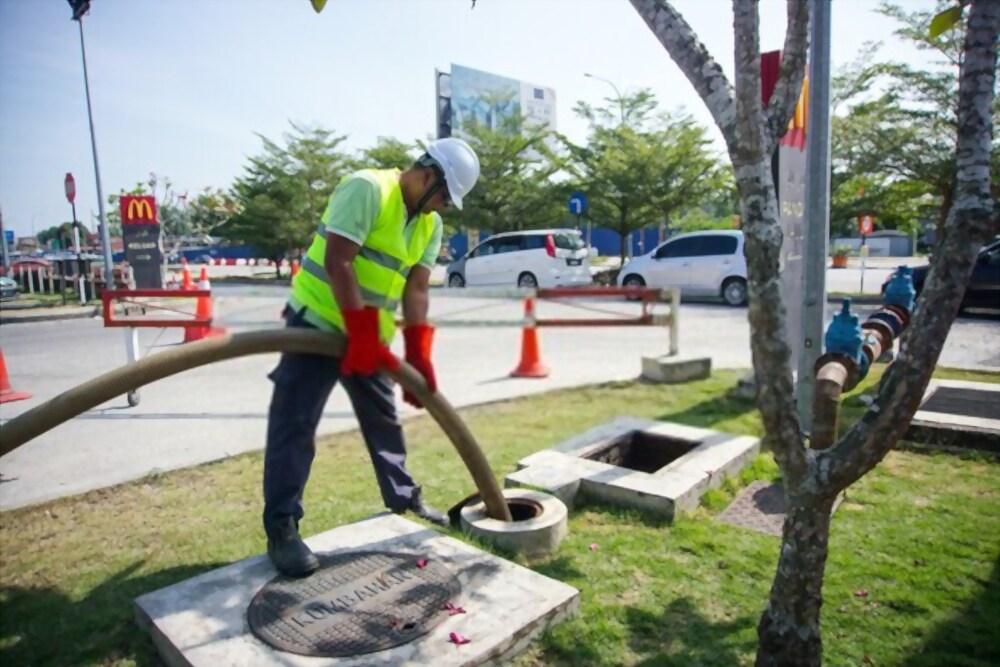 Travailleurs chantier sur canalisations traitement des eaux usées